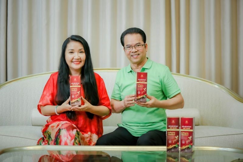 Nghệ sỹ Trần Nhượng vui vẻ bộc bạch: “Lịch trình công việc dày đặc kèm theo tuổi tác khiến tóc tôi bạc trắng. Công việc thì lu bu, do đó, việc nhuộm tóc trở nên rất mất thời gian, mà lại không an toàn. Từ ngày biết đến Dầu Gội Phủ Bạc Ric Hair, tôi thấy rất tiện lợi và nhanh chóng. Chỉ cần chải đều tay trong 9 phút là đã có mái tóc đen mượt mà.