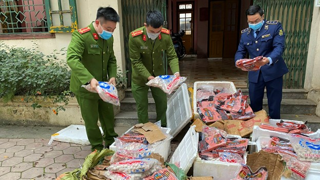 Lào Cai: Tạm giữ hơn 300 kg xúc xích và chả cá không rõ nguồn gốc