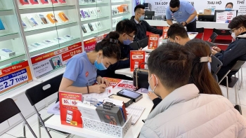 Nghịch lý iPhone 13 chính hãng 