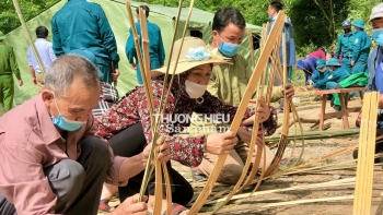Nghệ An: Chặt tre dựng lán tạm để cách ly phòng, chống dịch COVID-19
