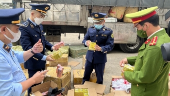 Thanh Hóa: Phát hiện hơn 900 chai nước hoa và hơn 3.000 đôi giày nhập lậu