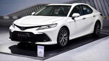 Toyota Camry 2022 đến khách hàng trong nước vào tháng 12/2021