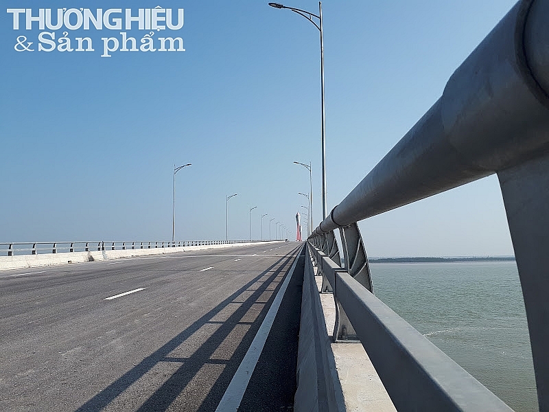 Nhịp chính sử dụng kết cấu dây văng đúc hẫng cân bằng Extradosed