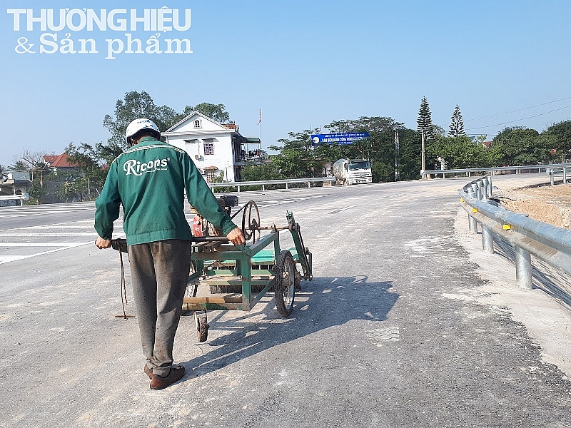 Các công nhân đang tiến hành quét dọn mặt đường chuẩn bị cho lễ khánh thành. 