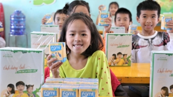 Hơn 3 tỷ đồng quà tặng được Vinasoy hỗ trợ học sinh vùng bão lũ tới trường