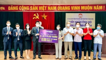 Danko Group trao tặng xe cứu thương và 10.000 bộ kit test nhanh Covid-19 cho tỉnh Thanh Hóa