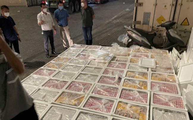 Bắt giữ 15.000 bao thuốc lá các loại được giấu kín trong container rau, quả xuất khẩu