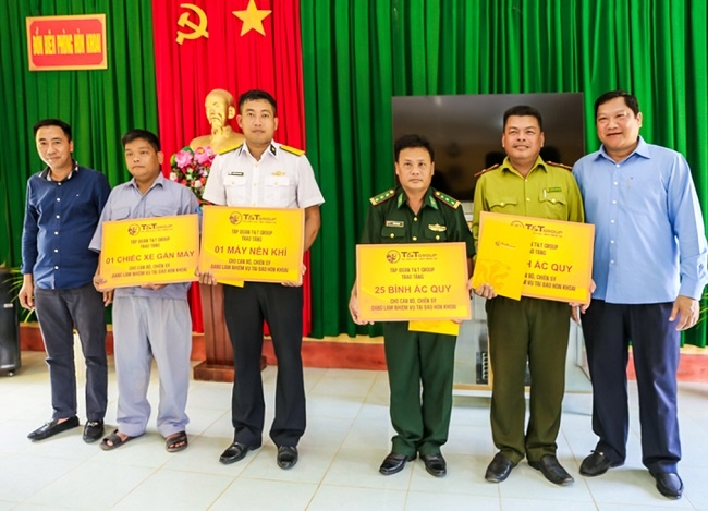 cán bộ chiến sỹ các lực lượng đang làm nhiệm vụ trên đảo Hòn Khoai.