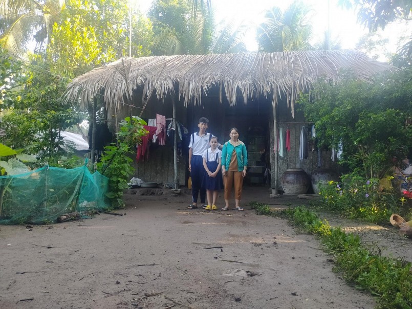Mẹ và em gái T.Q.Đ trước căn nhà lá dột nát.