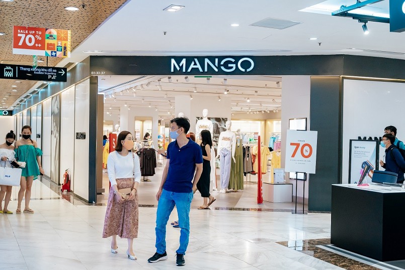 Nhiều thương hiệu quốc tế nổi tiếng giảm giá lên tới 70%, mang đến cơ hội “săn hàng hiệu” giá hời cho người tiêu dùng