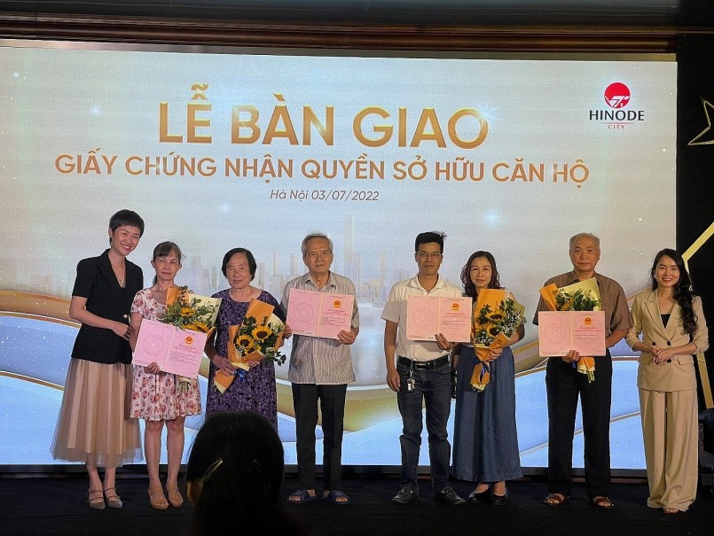 Cư dân vui mừng khi nhận được Giấy chứng nhận quyền sở hữu căn hộ Cư dân vui mừng khi nhận được Giấy chứng nhận quyền sở hữu căn hộ