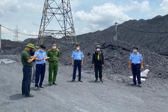 Cơ quan chức năng kiểm tra các bãi tập kết than ở thị xã Kinh Môn (Ảnh Công lý)