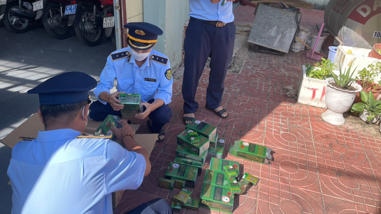 An Giang: Thu giữ 240 chai dầu gió giả mạo nhãn hiệu