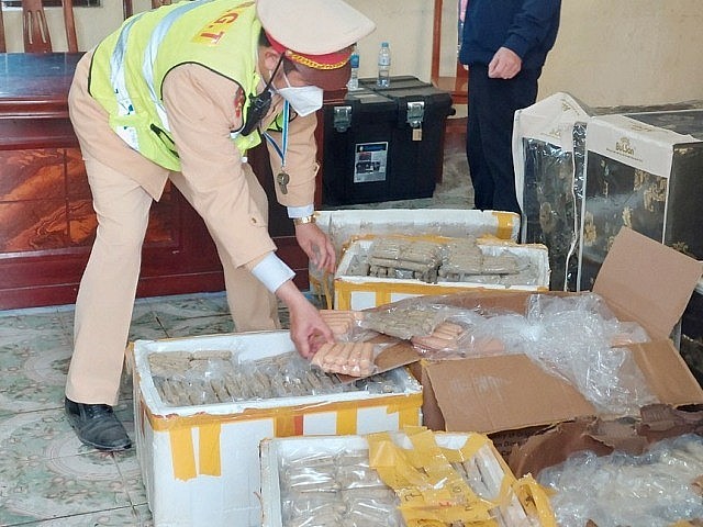 Lực lượng công an phát hiện lô hàng xúc xích, giò chả,... đã bốc mùi hôi thối 
