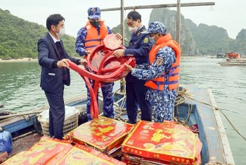 Quảng Ninh: Bắt giữ vụ vận chuyển 300kg pháo nổ trên biển