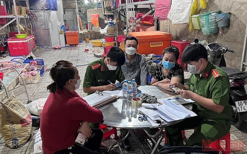 Lực lượng PC05, Công an tỉnh Đồng Nai lập biên bản xử lý vi phạm đối với một chủ cơ sở