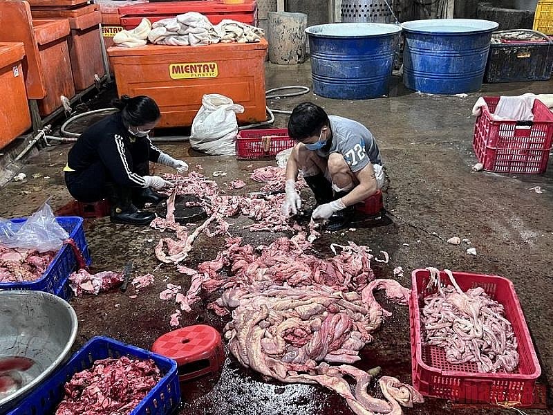 Sơ chế nội tạng trâu, bò dưới sàn nhà, không bảo đảm vệ sinh an toàn thực phẩm