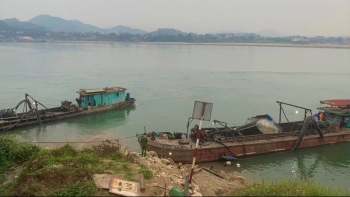 Hà Nội: Bắt giữ 2 tàu hút cát trái phép trên sông Đà