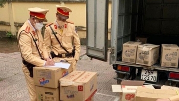 Tạm giữ phương tiện chở hàng tấn bánh kẹo không rõ nguồn gốc xuất xứ