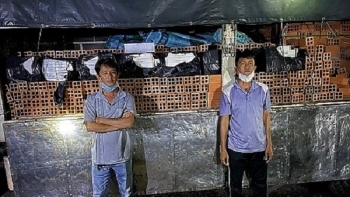 Sóc Trăng: Thu giữ gần 1.500 bao thuốc lá nhập lậu trong xe tải chở gạch