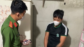 Bình Dương: Bắt giữ hai đối tượng vận chuyển pháo hoa nổ trái phép trong lô cao su