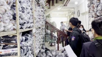 An Giang: Phát hiện cơ sở kinh doanh hơn 5.000 sản phẩm giày, dép không rõ nguồn gốc xuất xứ