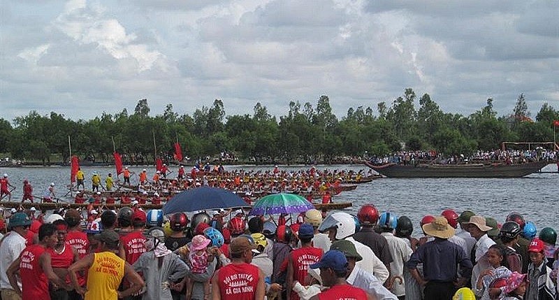 Lễ hội thu hút đông đảo du khách gần xa