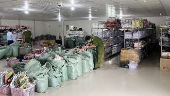 Bắt giữ hàng nghìn bộ quần áo Trung Quốc nhập lậu