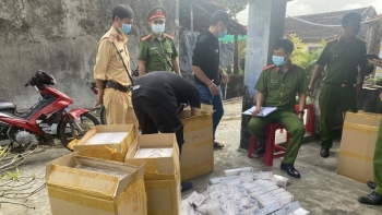 Tạm giữ hình sự đối tượng tàng trữ, mua bán 21.750 gói thuốc lá ngoại nhập lậu