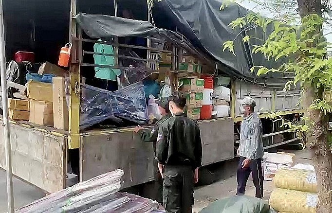 Xe ô tô chở trên 5.000 sản phẩm hàng hóa nghi nhập lậu (ảnh: Tiến Tầm