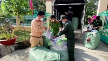 An Giang: Phát hiện xe tải chở 2 tấn quần áo cũ nghi vấn nhập lậu