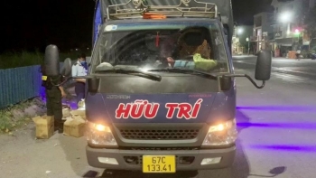 Bắt quả tang xe tải chở lượng lớn hàng hóa nghi vấn nhập lậu