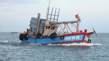 Cảnh sát biển bắt giữ tàu chở khoảng 110.000 lít dầu DO không rõ nguồn gốc