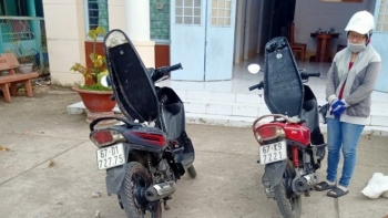 Tạm giữ 2 xe mô tô chở hơn 600 bao thuốc lá nhập lậu