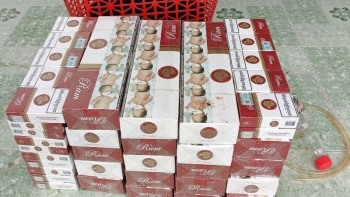 An Giang: Tạm giữ 2 xe mô tô chở 500 bao thuốc lá ngoại nhập lậu