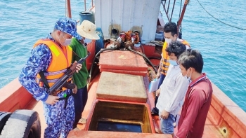Bắt giữ tàu chở khoảng 27.000 lít dầu DO không rõ nguồn gốc