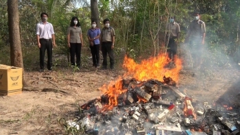 An Giang: Tiêu hủy 7.800 bao thuốc lá ngoại nhập lậu