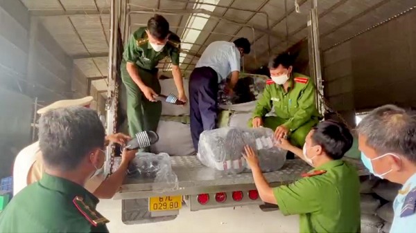 An Giang: Liên tiếp bắt giữ 3 xe tải chở hàng không có hóa đơn, chứng từ