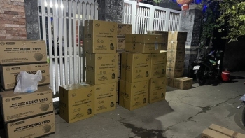 An Giang: Tạm giữ lô hàng khẩu trang y tế và kit test nghi nhập lậu