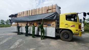 An Giang: Bắt quả tang 02 xe ô tô vận chuyển hàng hóa không rõ nguồn gốc xuất xứ