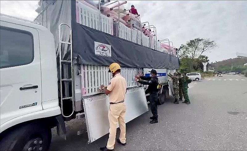 liên tiếp phát hiện xe chở hàng hóa không rõ nguồn gốc