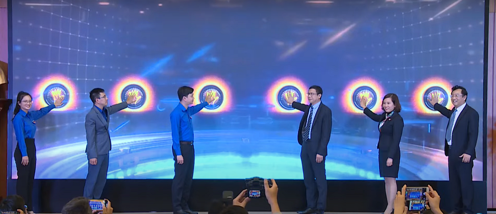 Ban tổ chức thực hiện nghi thức khởi động cuộc thi