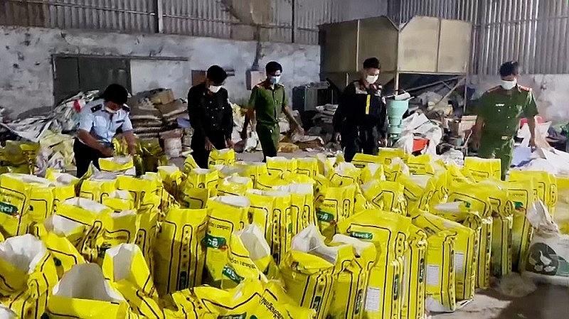 Lực lượng chức năng kiểm tra vi phạm tại công ty 