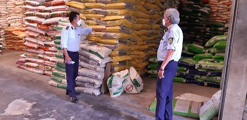 Số phân bón giả đang kinh doanh tại cửa hàng (ảnh: Cục QLTT Tiền Giang)