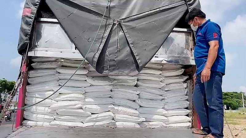 Hàng hóa nhập lậu trên xe bị phát hiện