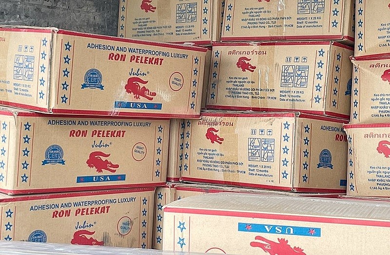 Hàng hóa nhập lậu trên xe bị phát hiện