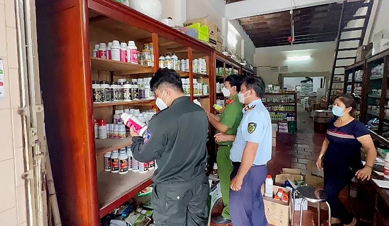 Lực lượng chức năng kiểm tra hàng hóa vi phạm