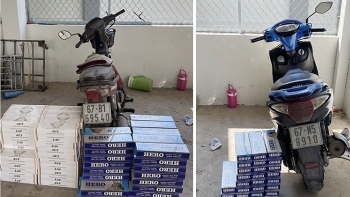 An Giang: Bắt quả tang 02 xe máy vận chuyển gần 2.000 bao thuốc lá ngoại nhập lậu