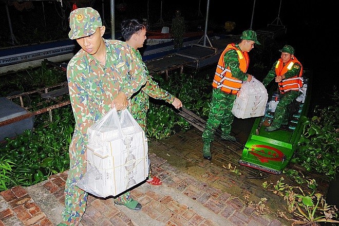 Lực lượng chức năng thu giữ hàng hóa vi phạm