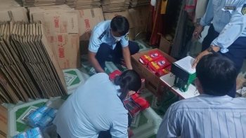 Vĩnh Long: Phát hiện cơ sở san chiết, đóng gói bột giặt giả mạo nhãn hiệu OMO